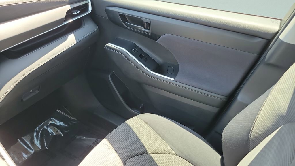 Used 2023 Toyota Highlander LE image 13