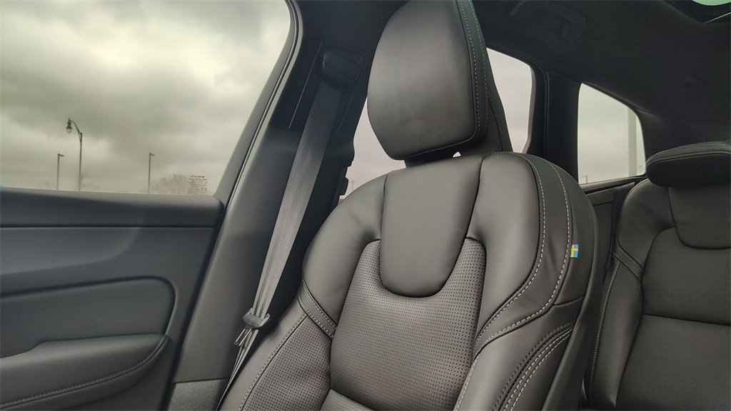 New 2026 Volvo XC60 B5 Ultra w/ Climate Package image 24