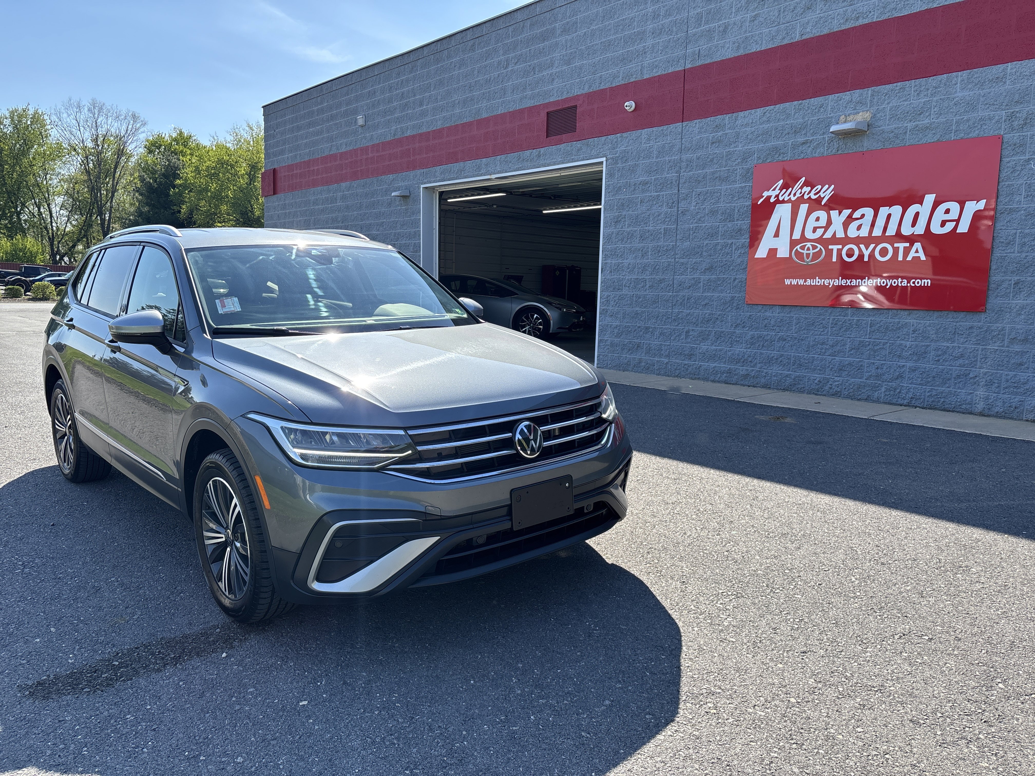 Used 2024 Volkswagen Tiguan Wolfsburg Edition AWD/4WD image 1