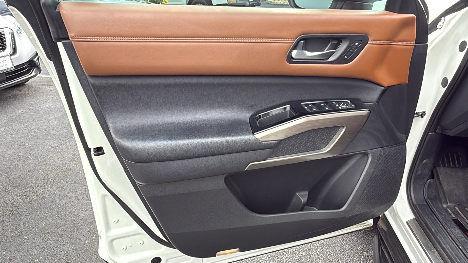 Used 2022 Nissan Pathfinder Platinum w/ Lighting Package (N93) FWD image 9