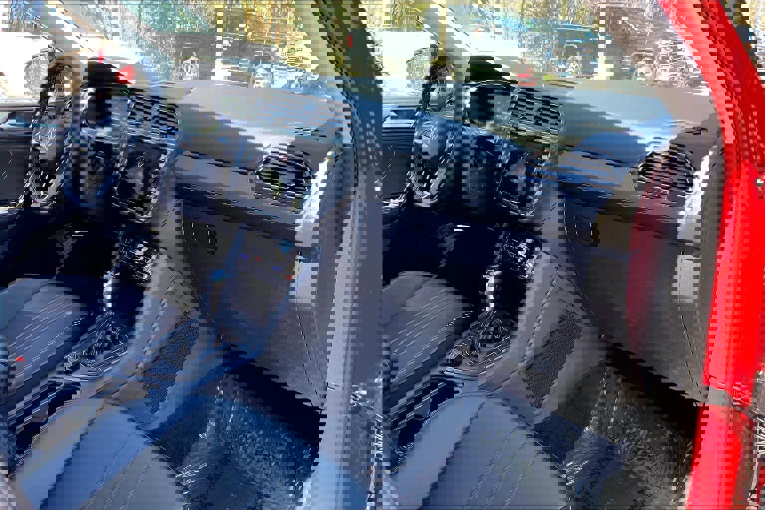 Used 2024 Volkswagen Tiguan SE w/ Panoramic Sunroof Package AWD/4WD image 18