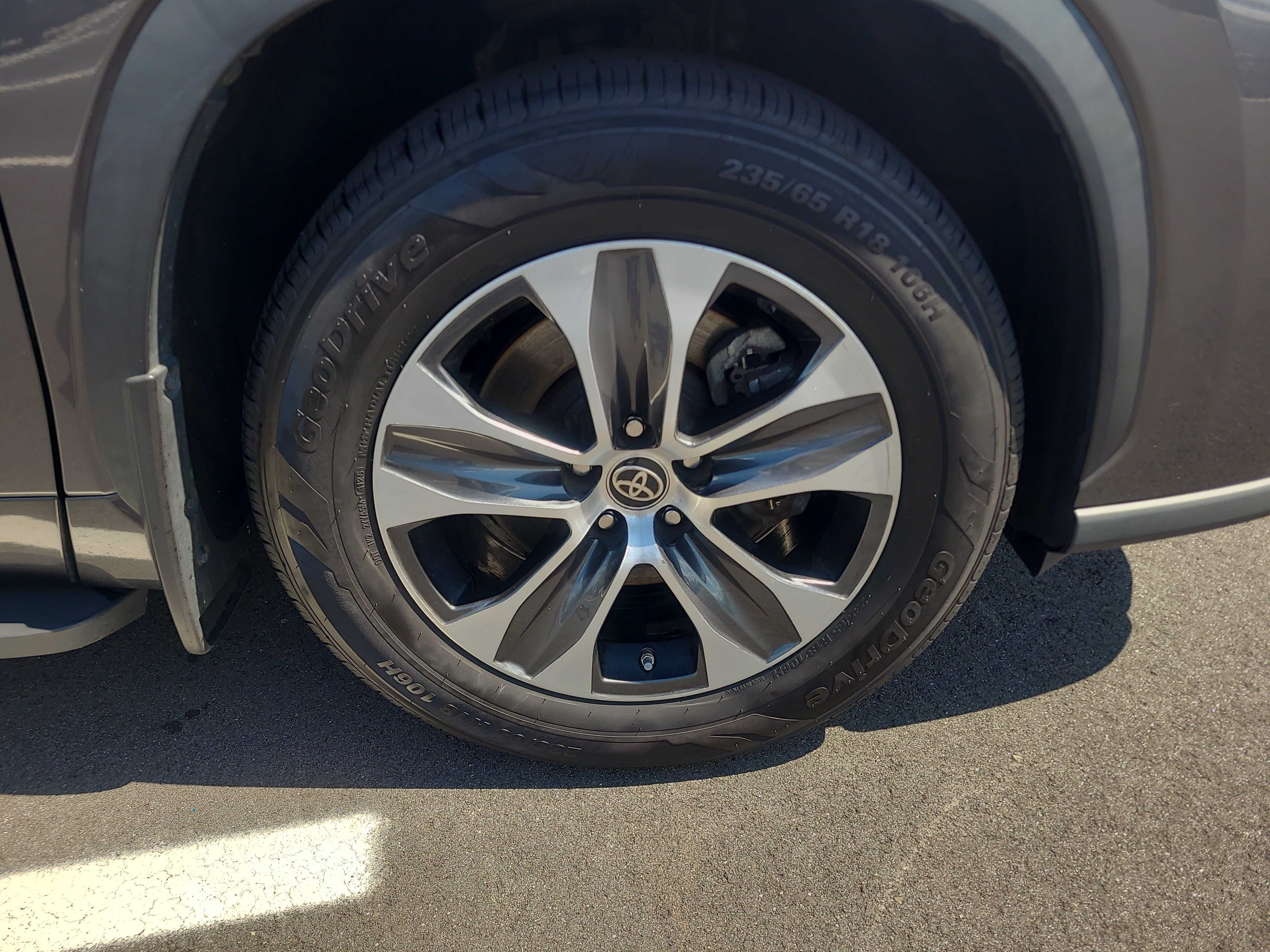 Used 2023 Toyota Highlander XLE AWD/4WD image 12