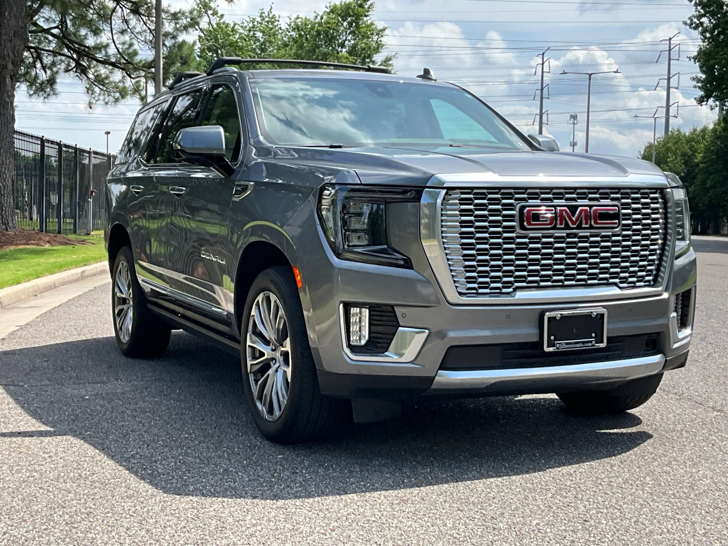 Used 2021 GMC Yukon Denali w/ Denali Premium Package AWD/4WD image 3