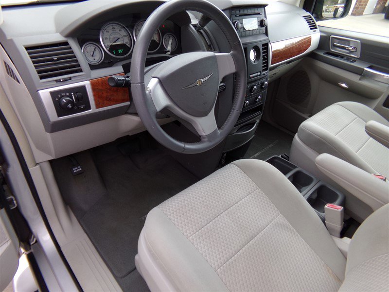 Used 2008 Chrysler Town & Country Touring FWD image 20