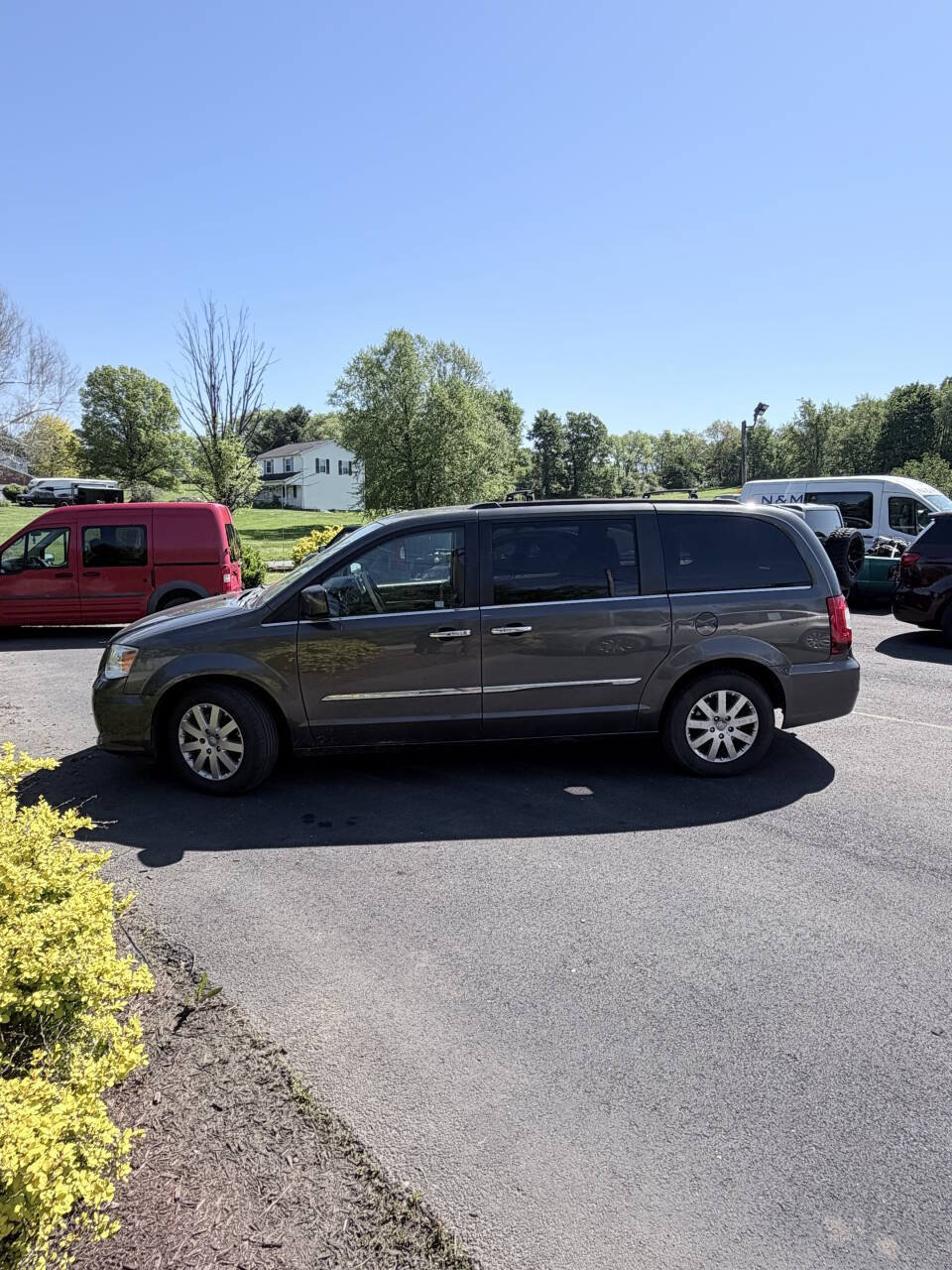 Used 2016 Chrysler Town & Country Touring w/ Driver Convenience Group FWD image 3