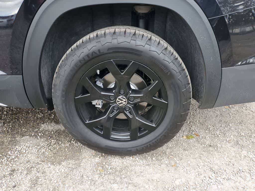 Certified 2024 Volkswagen Atlas Peak Edition SEL AWD/4WD image 17