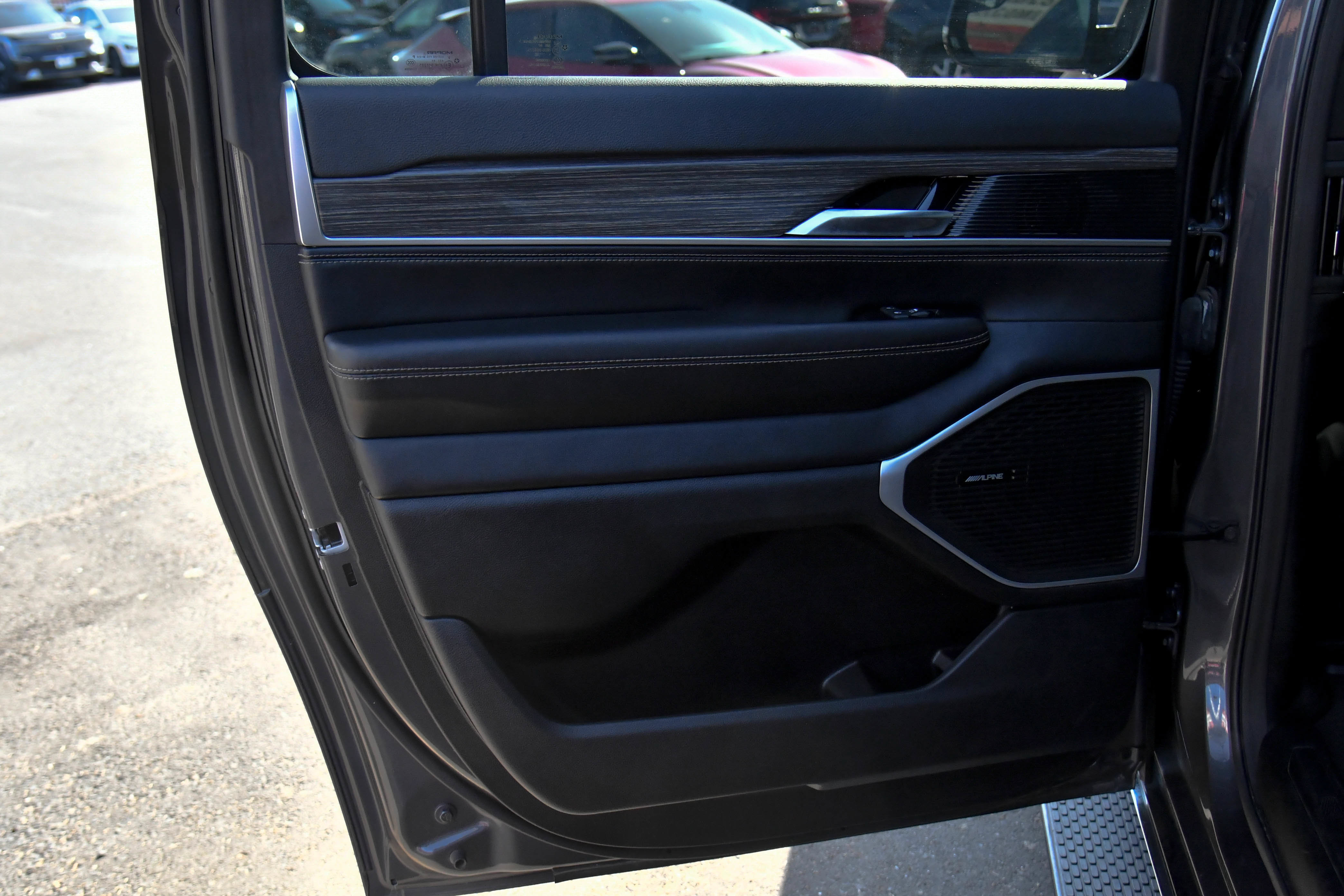 Used 2024 Jeep Wagoneer L Series II RWD image 41