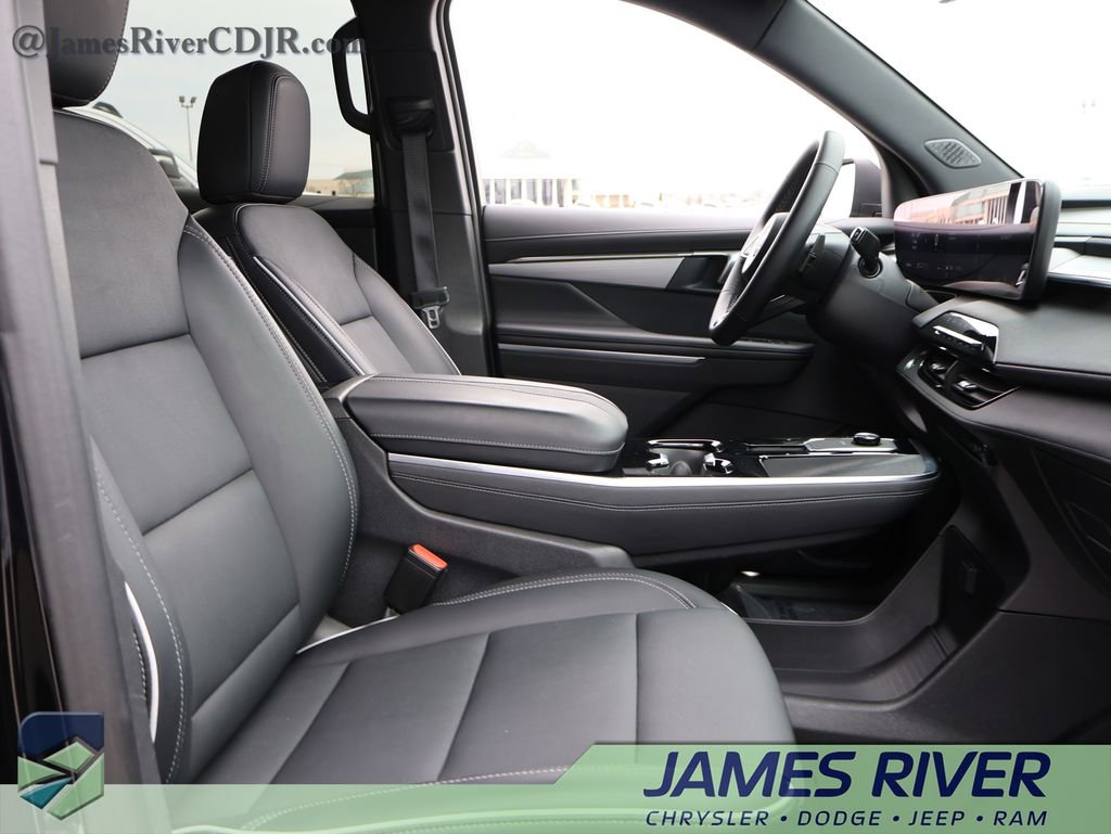 Used 2025 Buick Enclave Preferred image 9