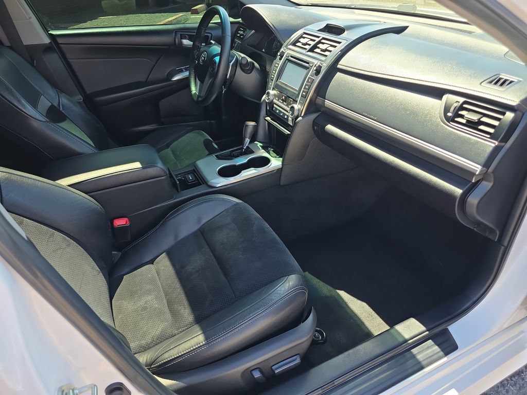 Used 2014 Toyota Camry SE w/ Leather Package FWD image 27