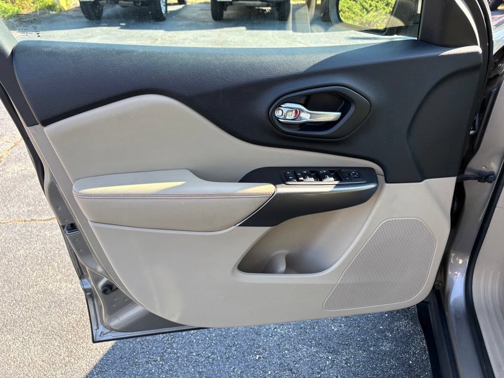 Used 2019 Jeep Cherokee Latitude w/ Popular Appearance Group AWD/4WD image 24