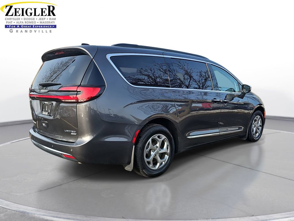Used 2023 Chrysler Pacifica Limited w/ Uconnect Theater Family Group image 5