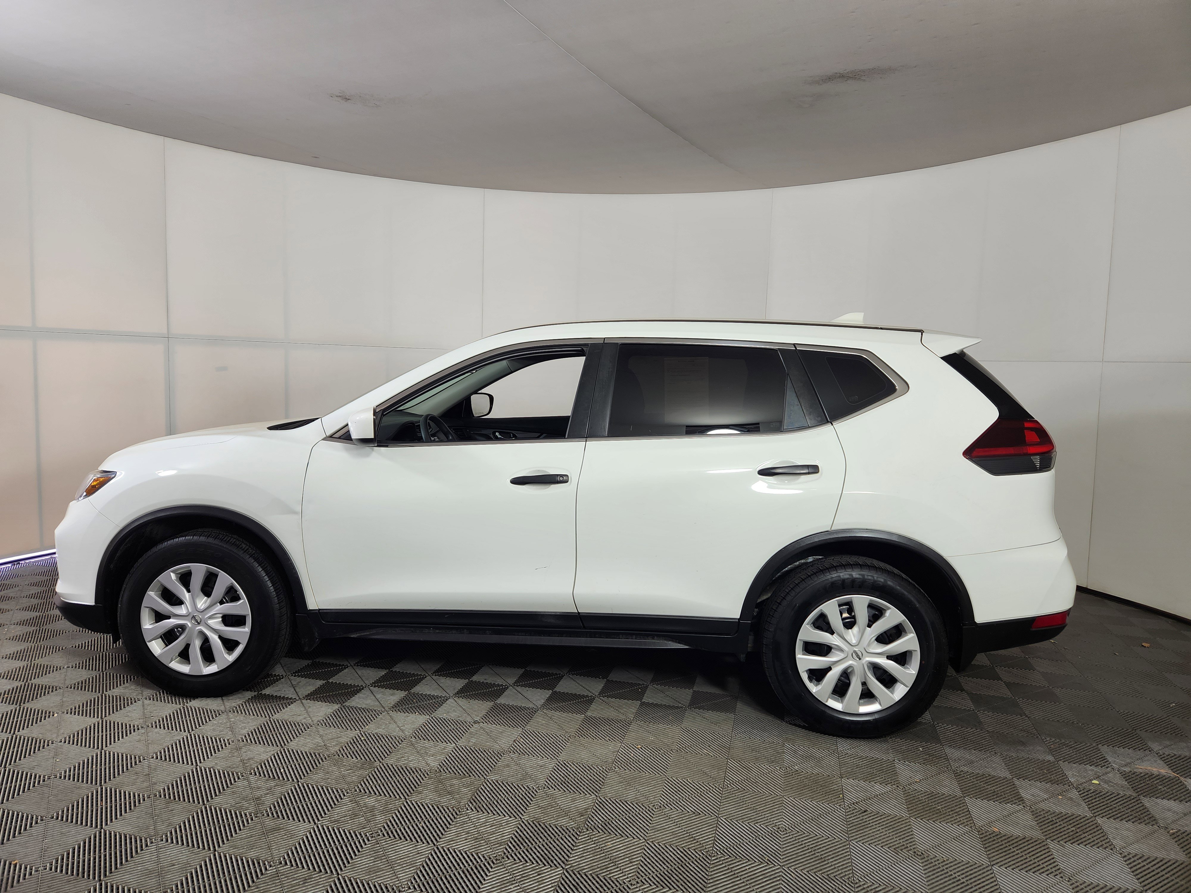 Used 2018 Nissan Rogue S image 4