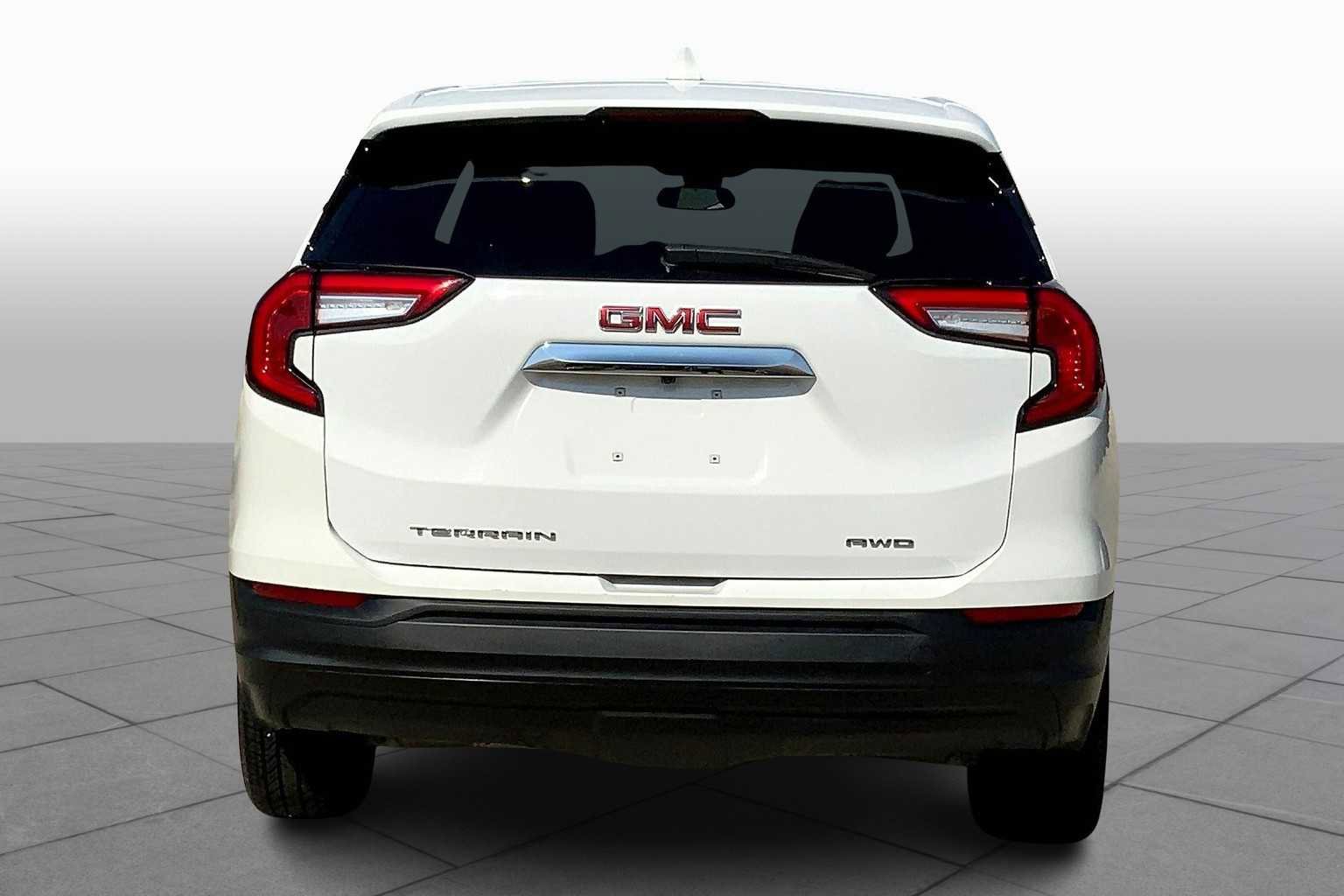 Used 2024 GMC Terrain SLE image 4