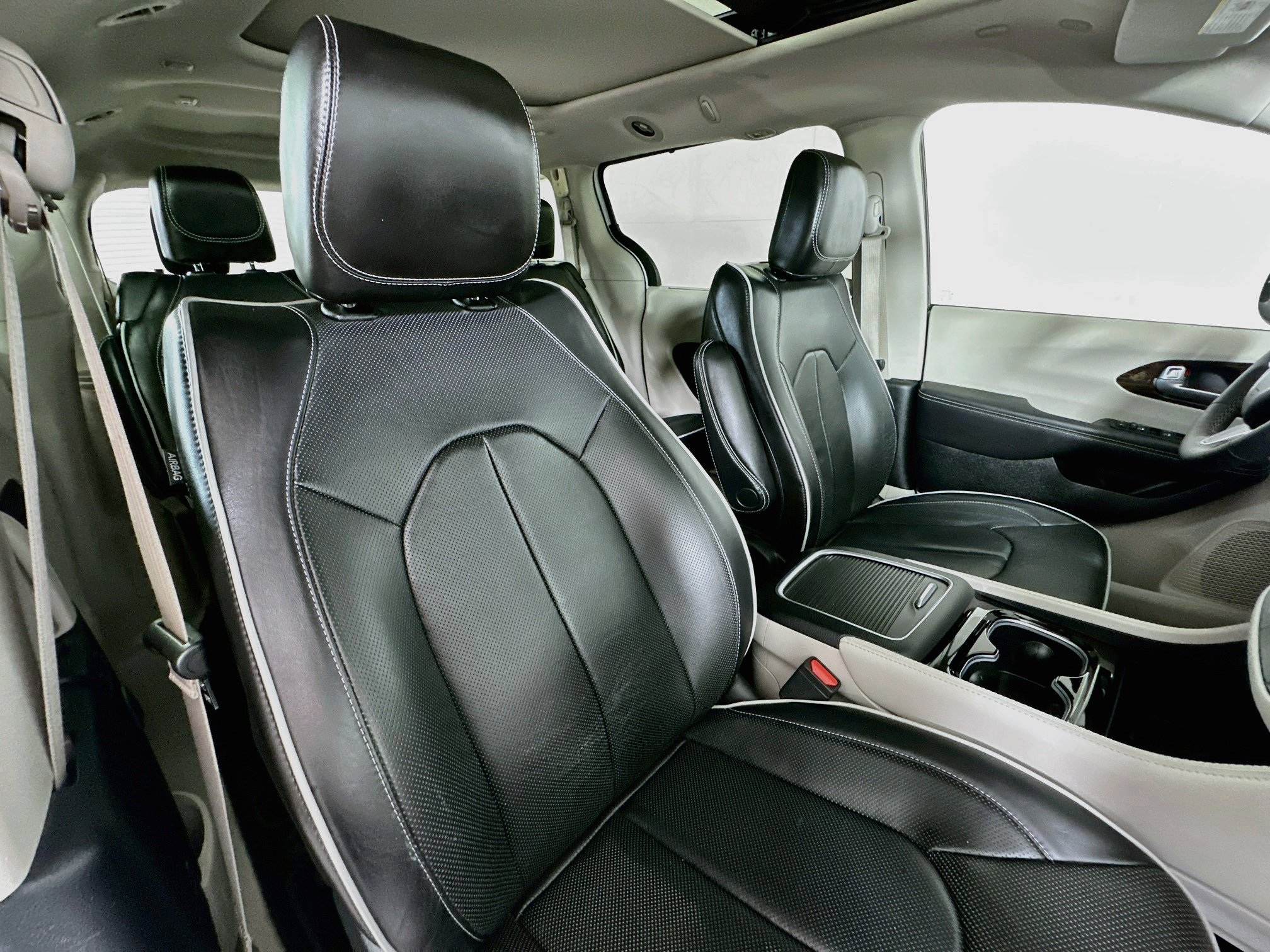 Used 2024 Chrysler Pacifica Limited FWD image 29