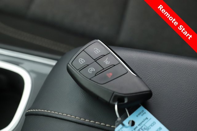 Used 2025 GMC Acadia Elevation image 3