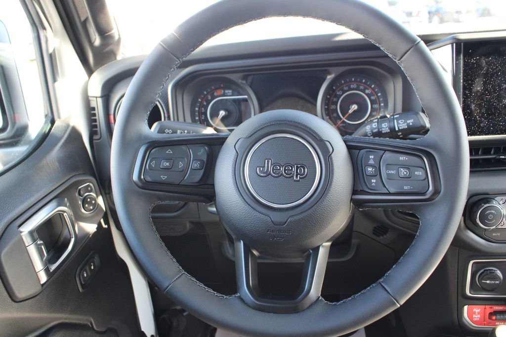 Used 2025 Jeep Wrangler Unlimited Rubicon w/ Technology Group image 15