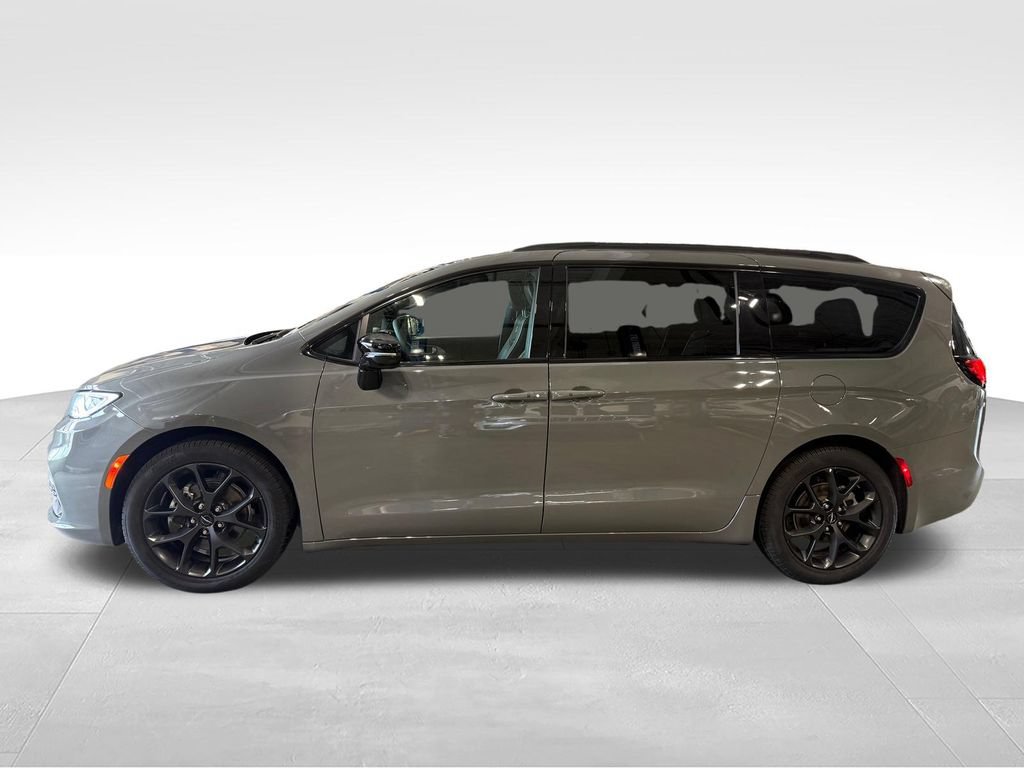 Used 2025 Chrysler Pacifica Limited FWD image 2
