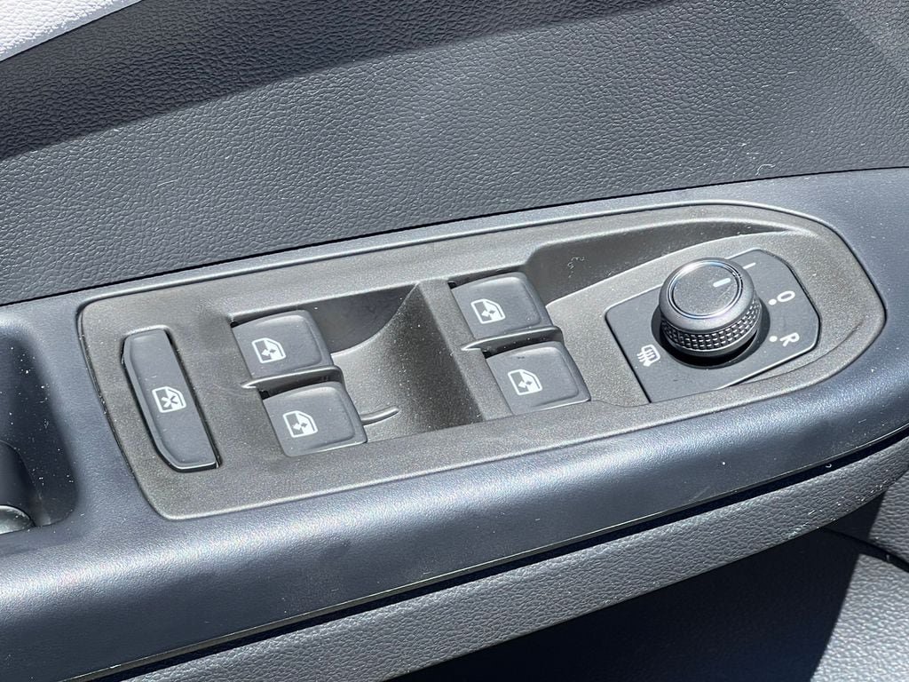 Used 2025 Volkswagen Taos S AWD/4WD image 9
