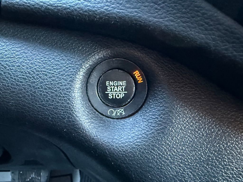 Used 2019 Jeep Cherokee Limited image 27