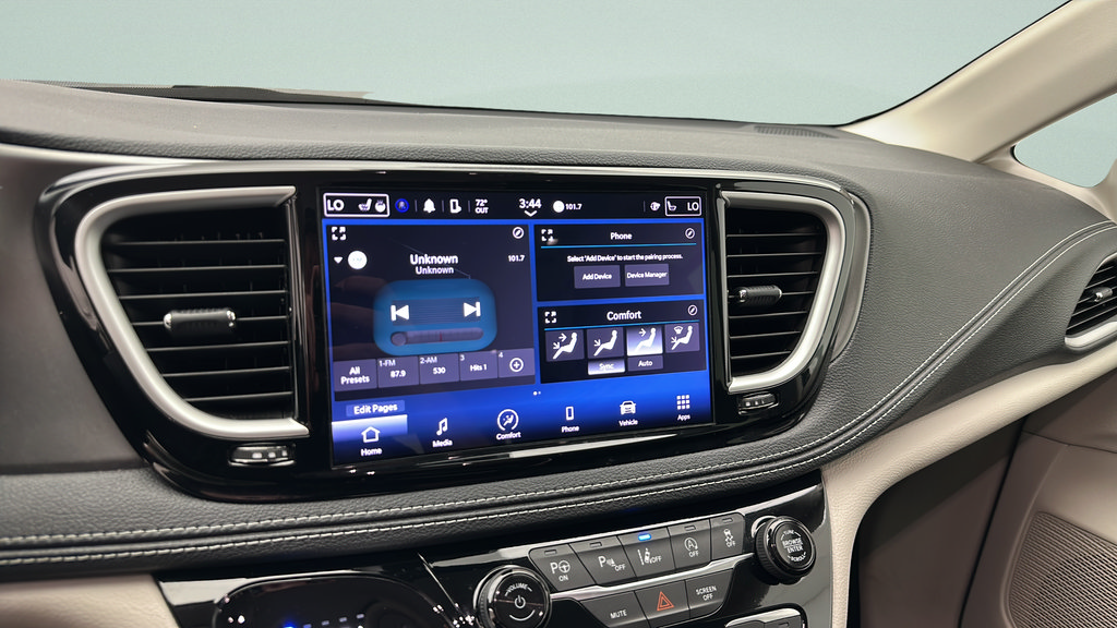 Used 2023 Chrysler Pacifica Touring-L AWD/4WD image 19