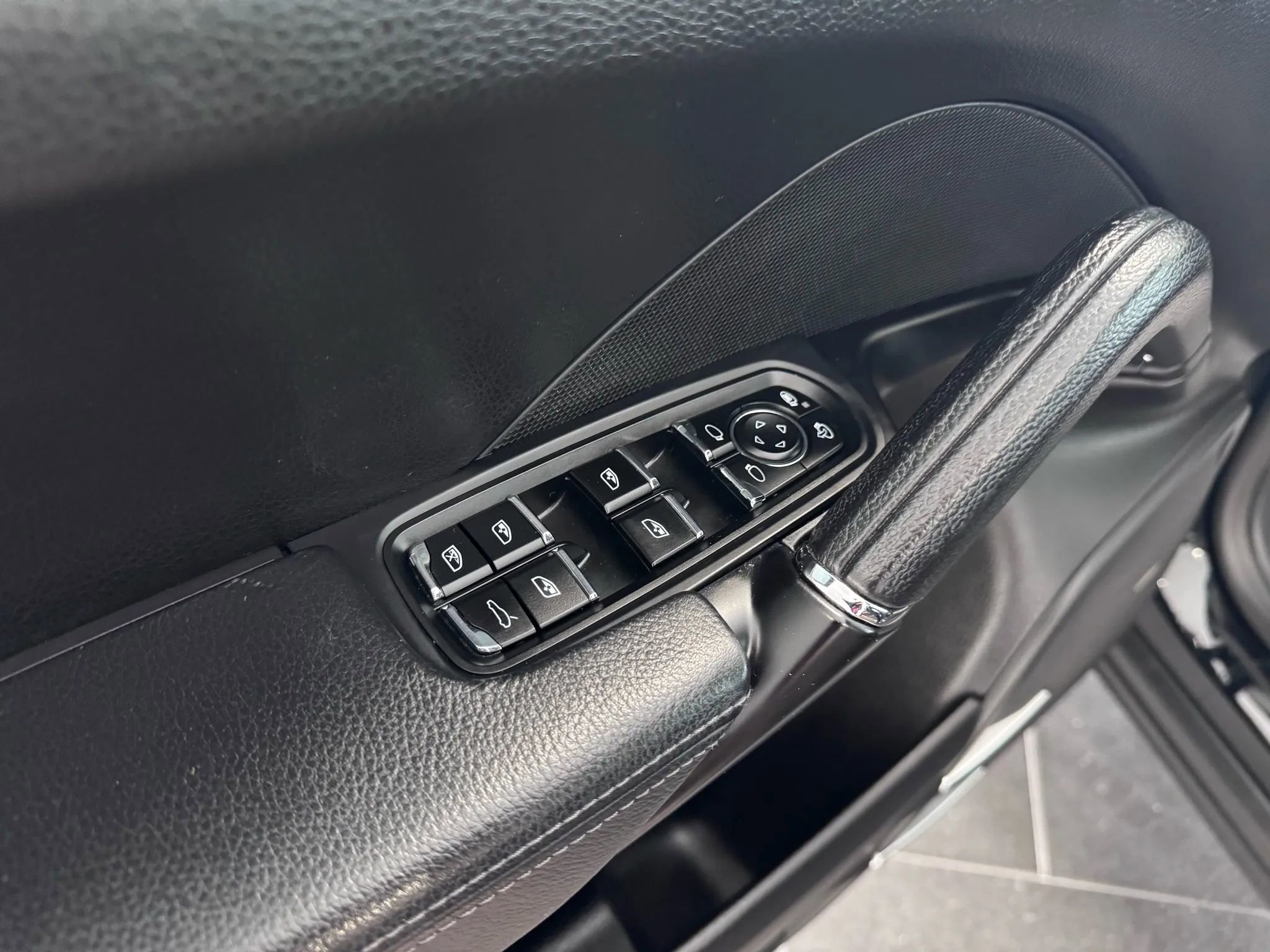 Used 2018 Porsche Cayenne Platinum Edition image 24