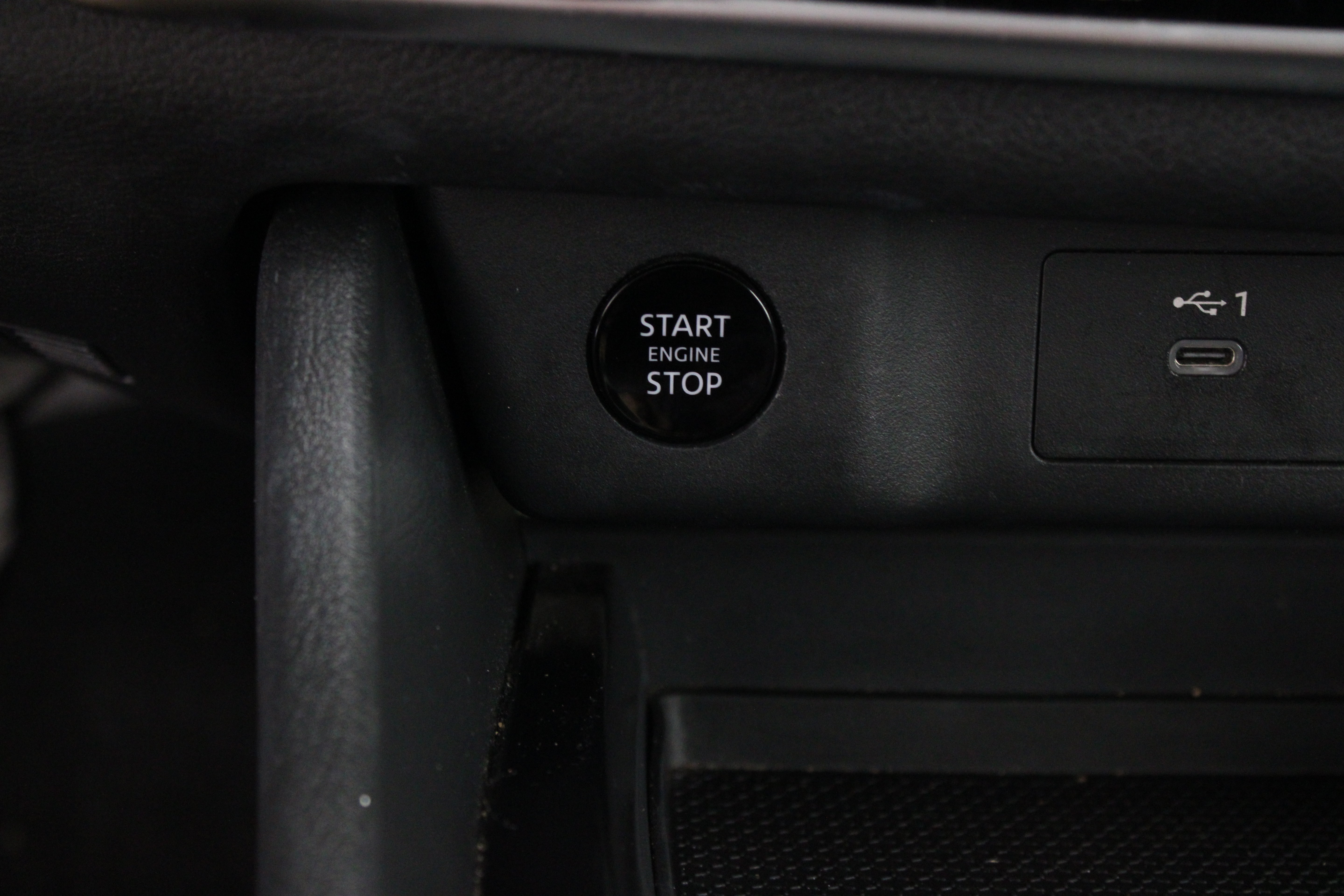 Used 2025 Nissan Rogue SV FWD image 18