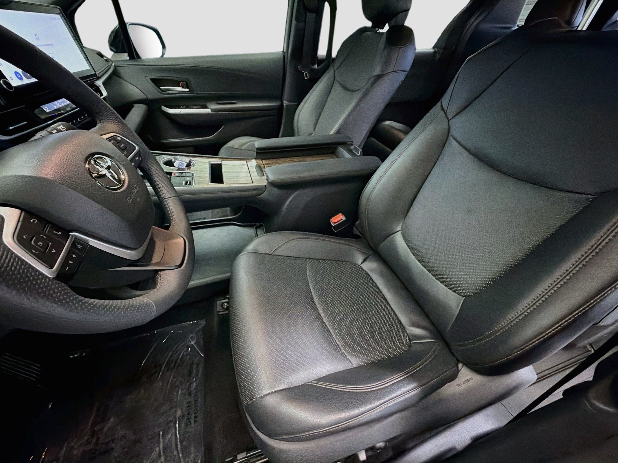 Used 2025 Toyota Sienna Limited FWD image 11