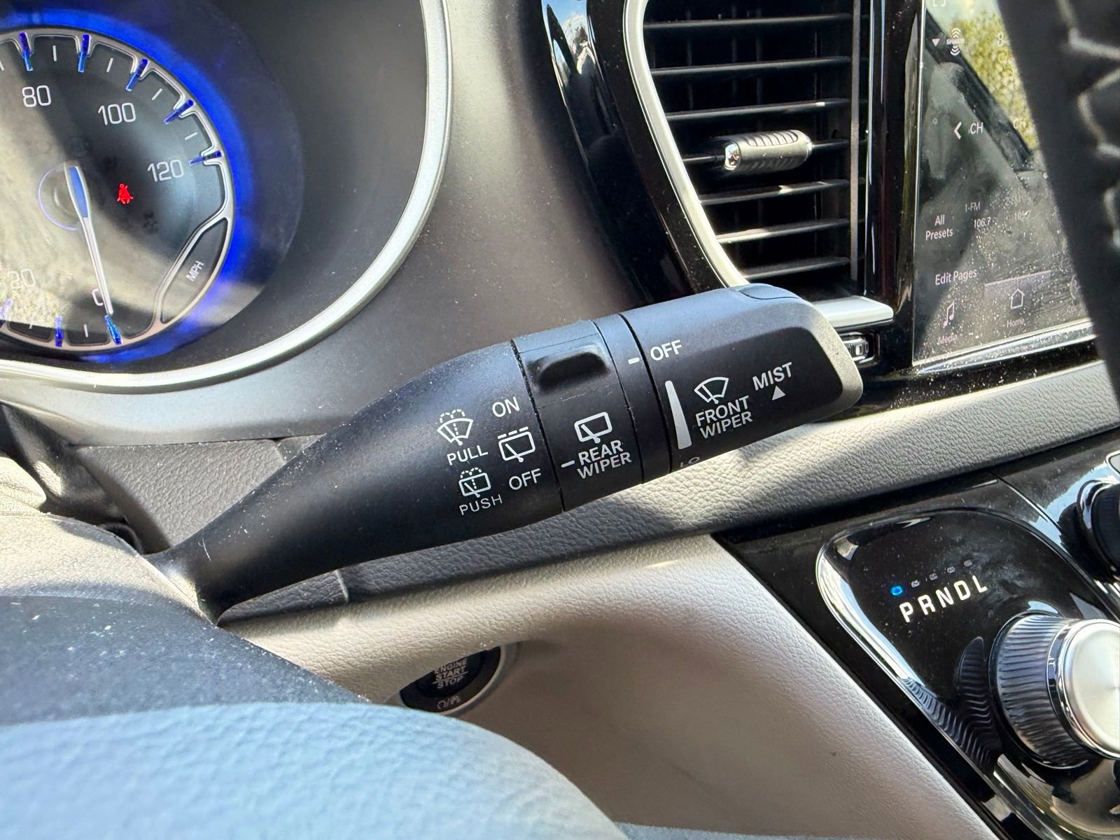 Used 2023 Chrysler Pacifica Touring-L image 31