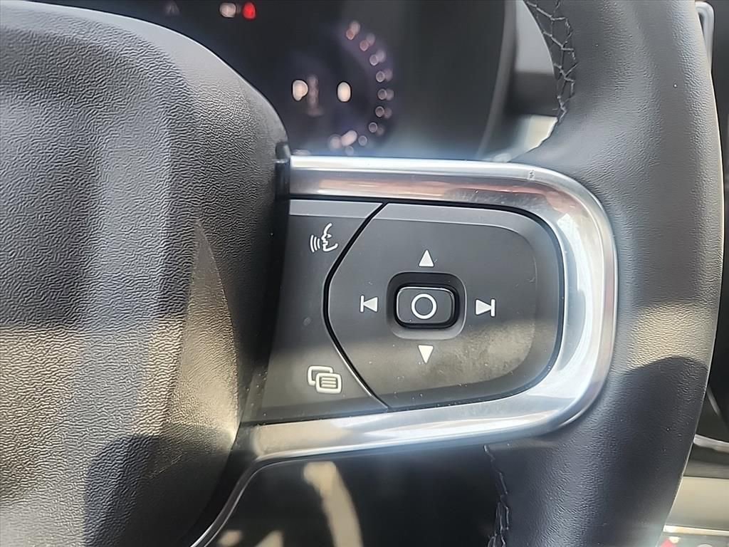 Certified 2025 Volvo XC40 B5 Core AWD/4WD image 14