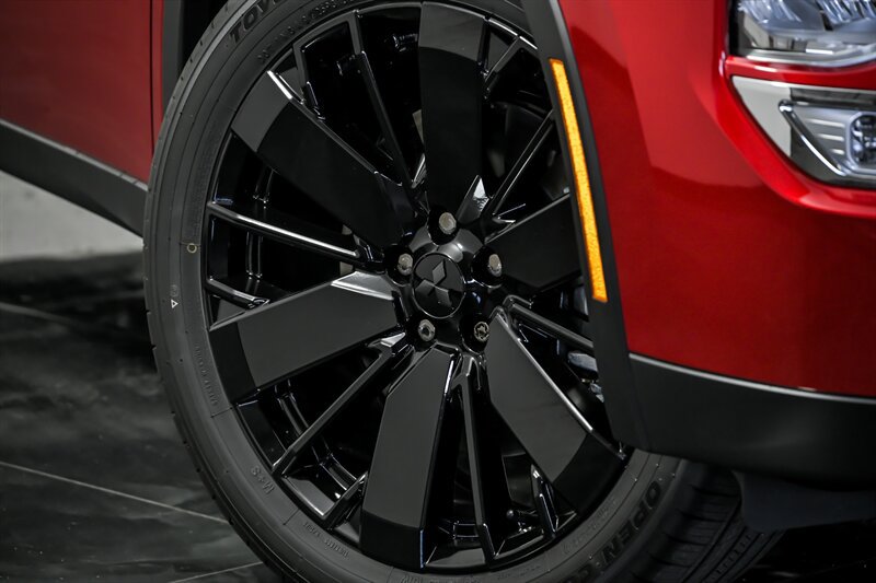 New 2026 Mitsubishi Outlander LE FWD image 3