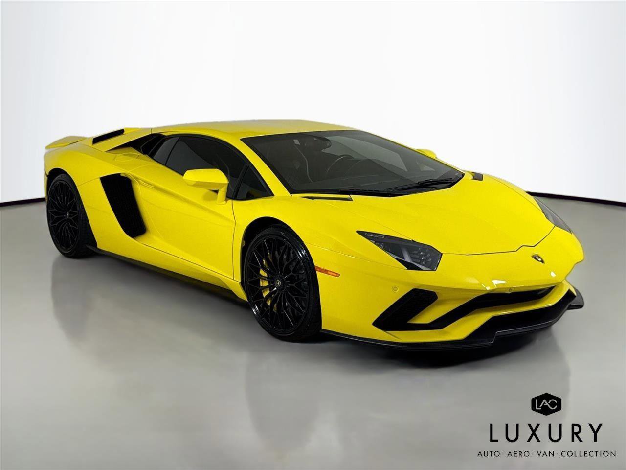 Used 2018 Lamborghini Aventador S AWD/4WD image 3