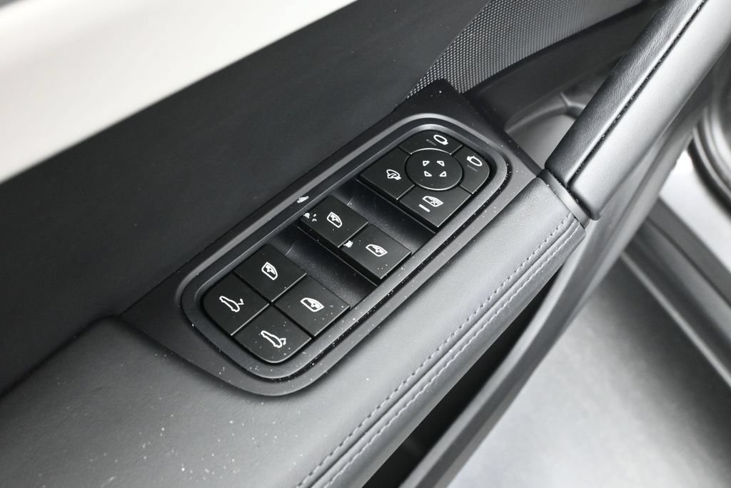 Certified 2025 Porsche Cayenne Coupe AWD/4WD image 9