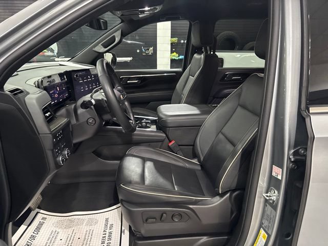 Used 2025 Chevrolet Suburban Premier AWD/4WD image 14