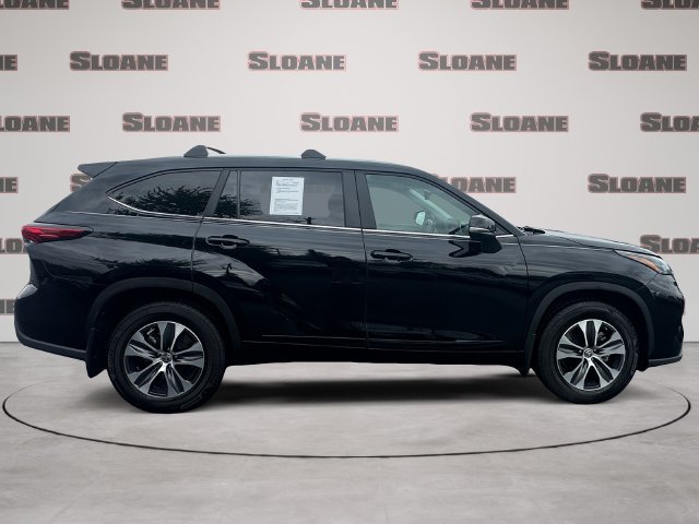 Used 2023 Toyota Highlander XLE AWD/4WD image 6
