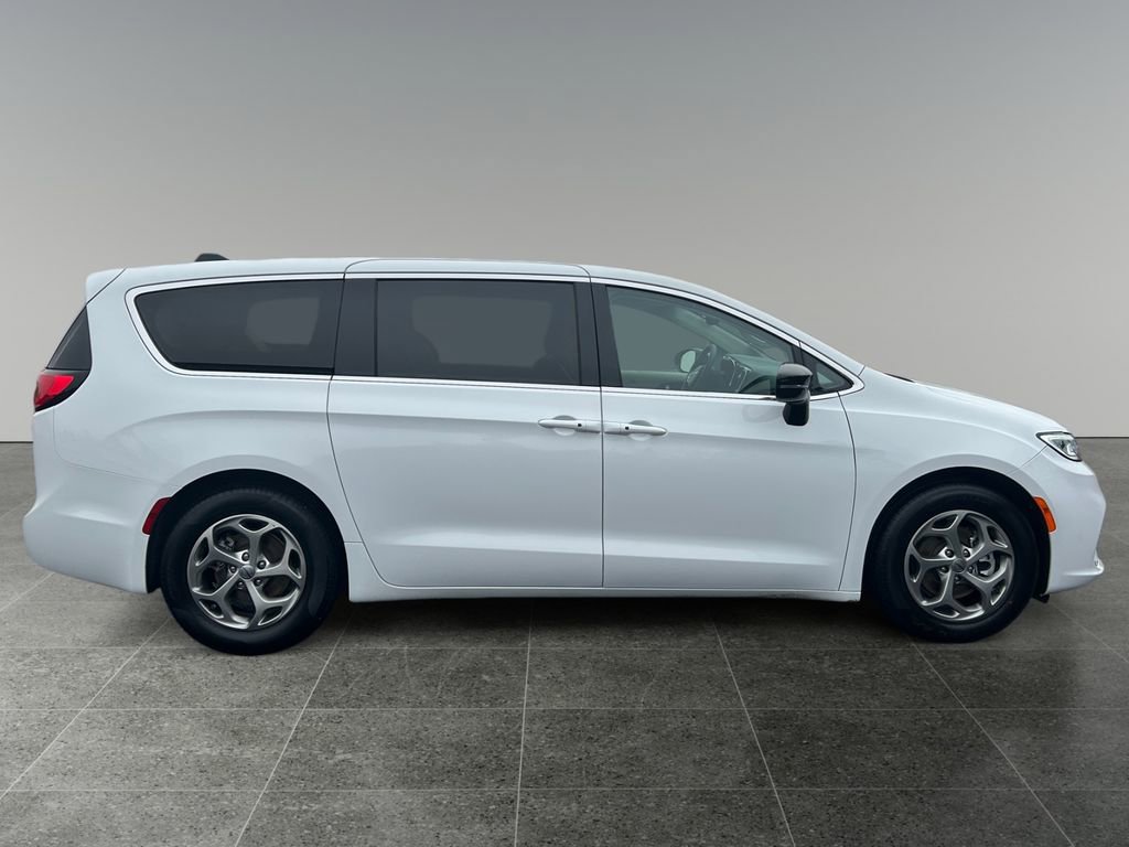 Used 2024 Chrysler Pacifica Limited image 8