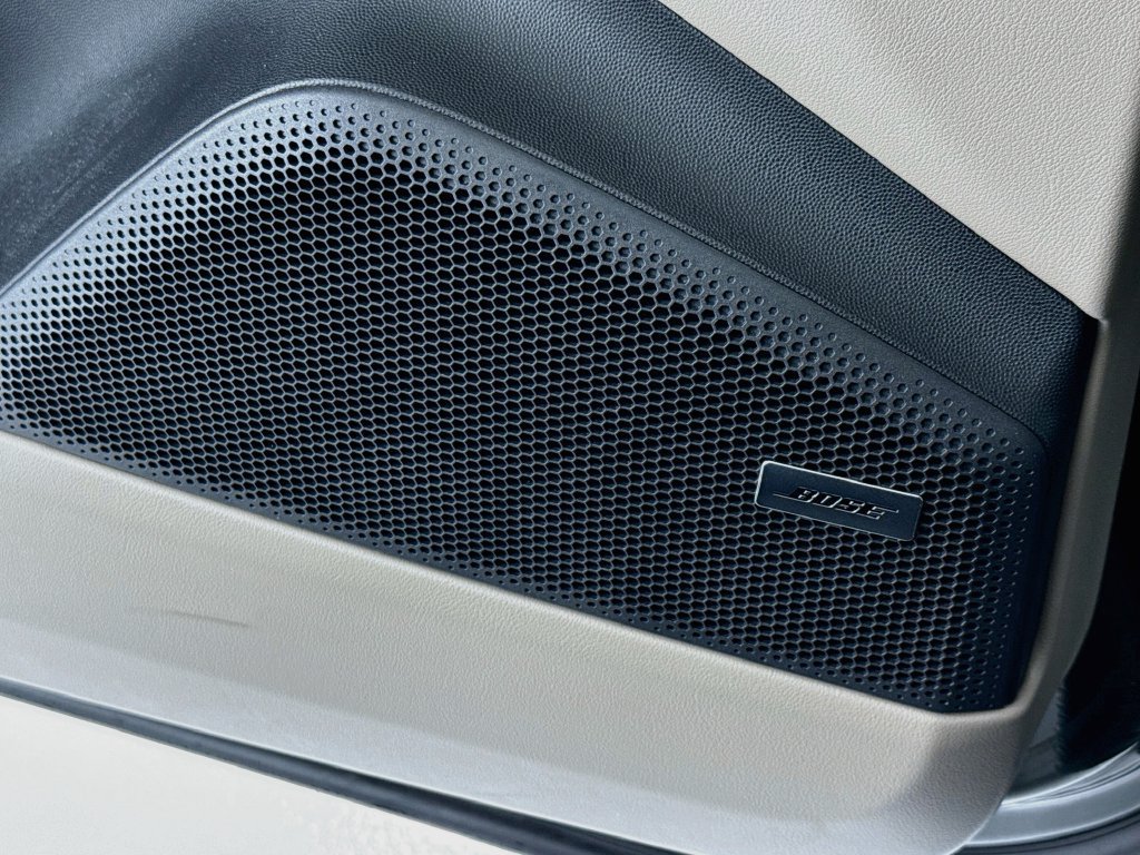 Certified 2025 Porsche Macan Electric RWD image 12