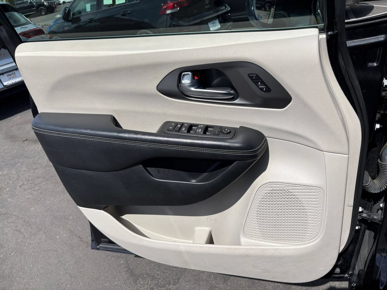 Used 2022 Chrysler Pacifica Touring-L FWD image 18