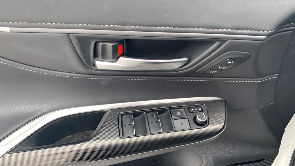 Used 2024 Toyota Venza Limited image 13