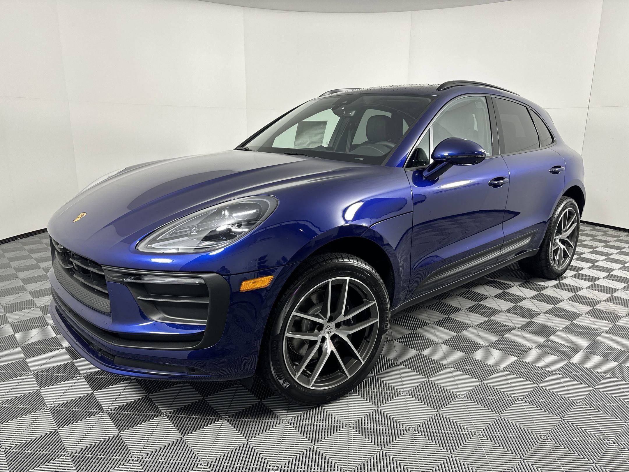 Certified 2025 Porsche Macan AWD/4WD image 1