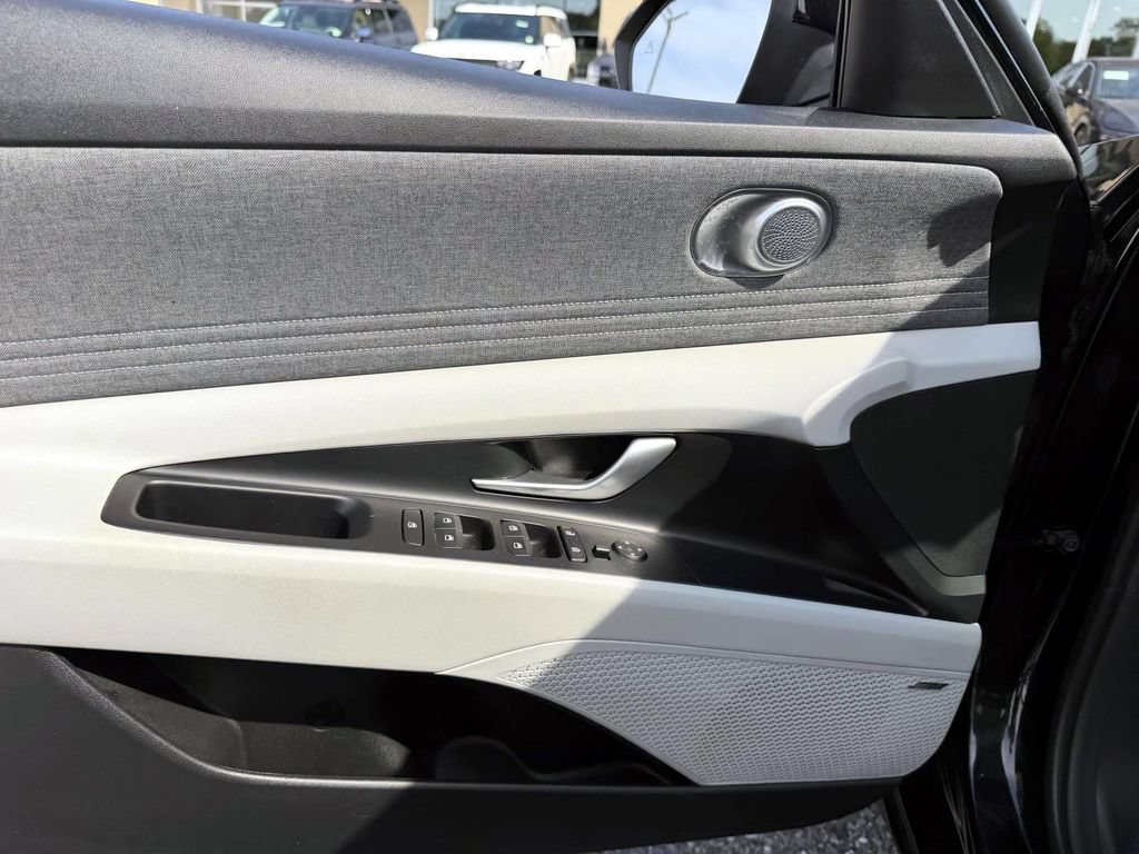 Certified 2023 Hyundai Elantra Limited FWD image 17