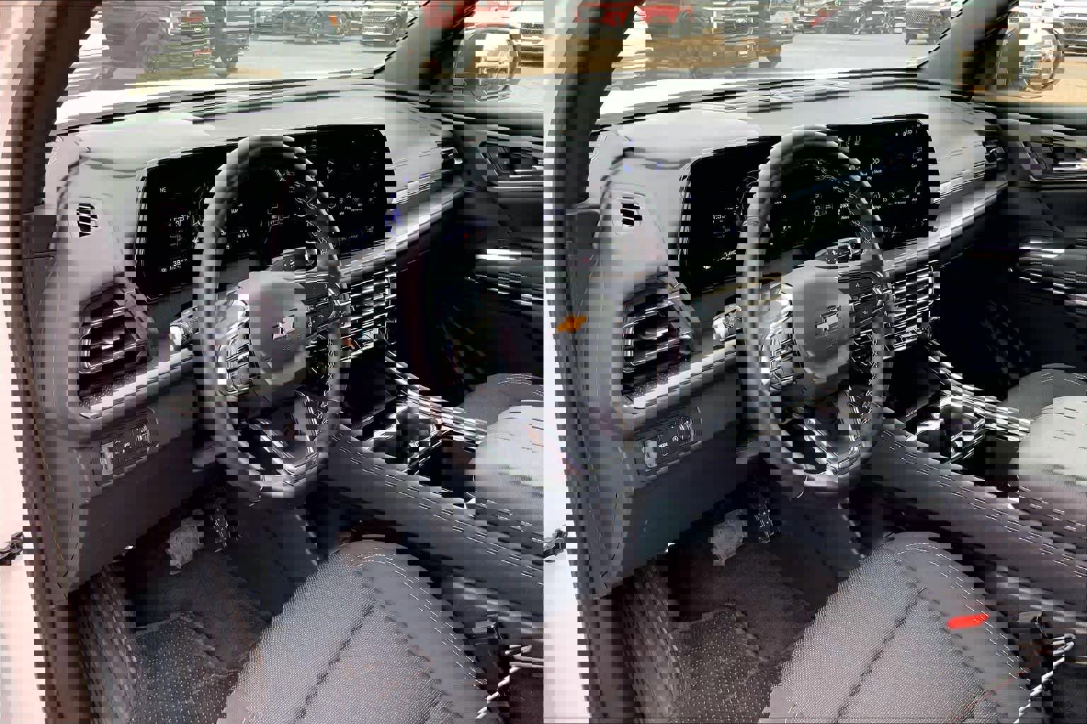 Used 2025 Chevrolet Traverse LT image 17