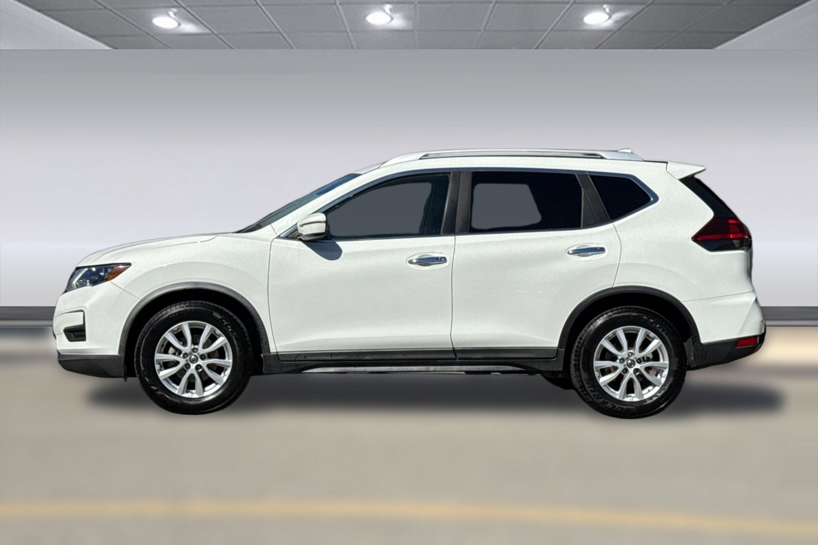 Used 2020 Nissan Rogue SV FWD image 2