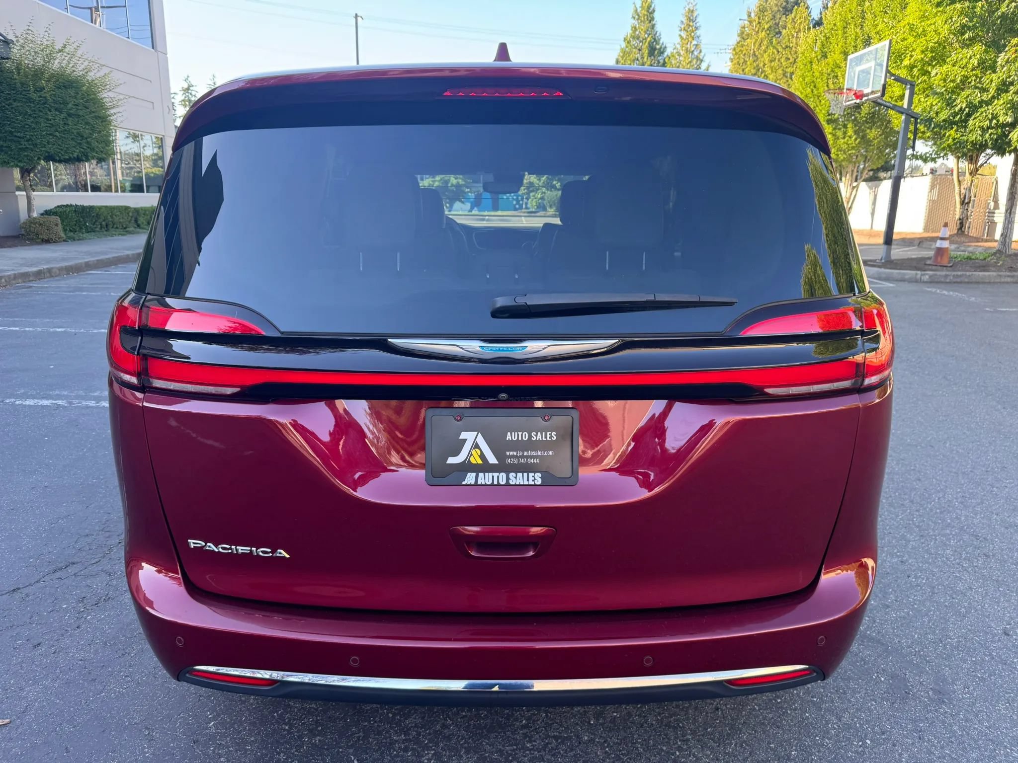 Used 2021 Chrysler Pacifica Limited w/ Premium & Safety Sphere Group FWD image 9
