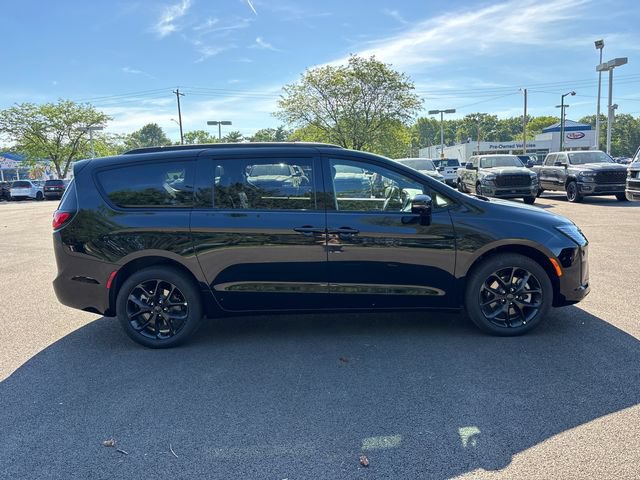 New 2027 Chrysler Pacifica Limited w/ Family Tech Group AWD/4WD image 30
