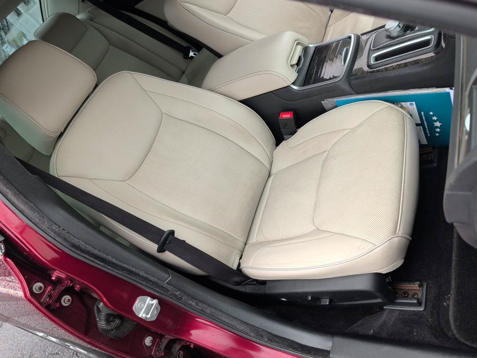 Used 2017 Chrysler 300 C RWD image 32