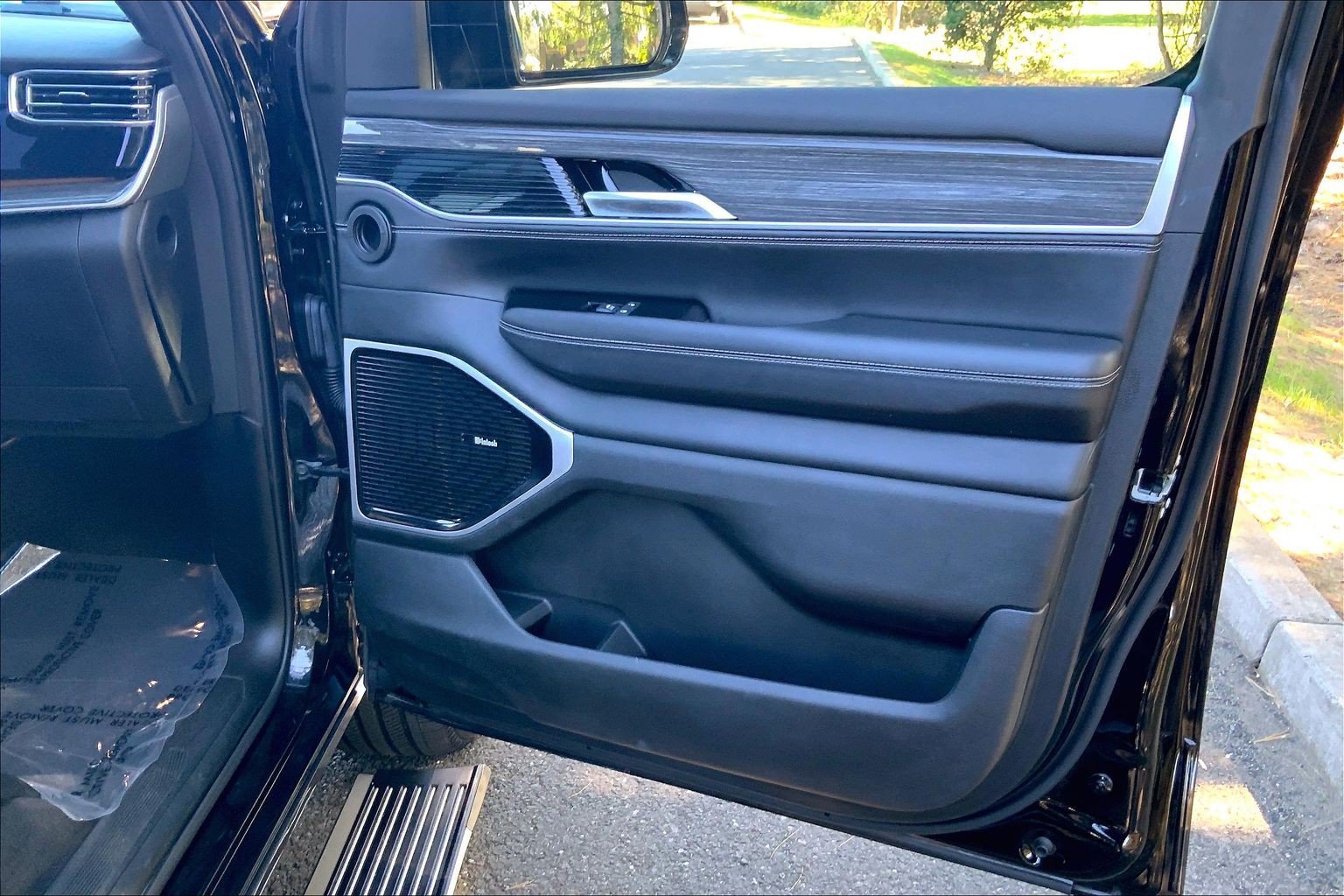 Used 2022 Jeep Wagoneer Series III w/ Premium Group I AWD/4WD image 19
