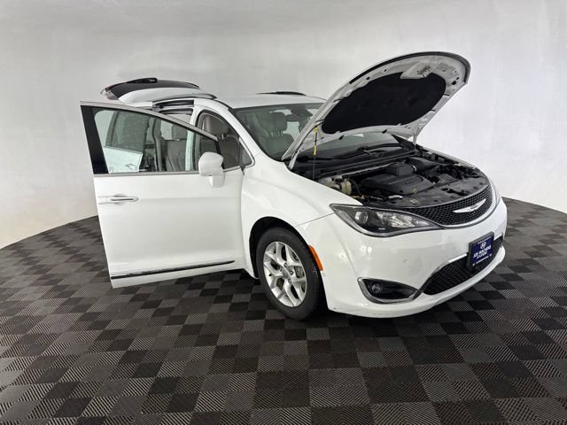Used 2020 Chrysler Pacifica Touring-L Plus w/ Tire & Wheel Group FWD image 14