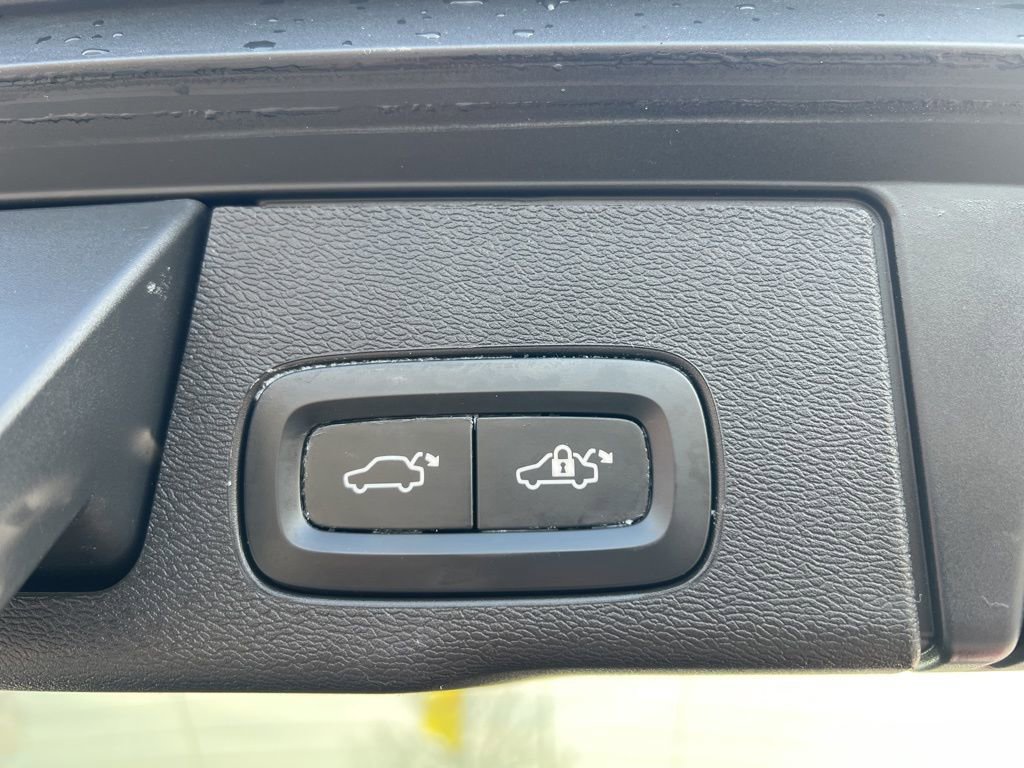 Used 2022 Volvo XC60 T8 Inscription image 7