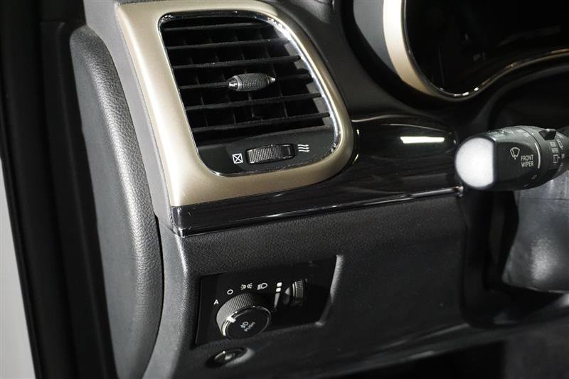 Used 2017 Jeep Grand Cherokee Overland w/ Jeep Active Safety Group image 11