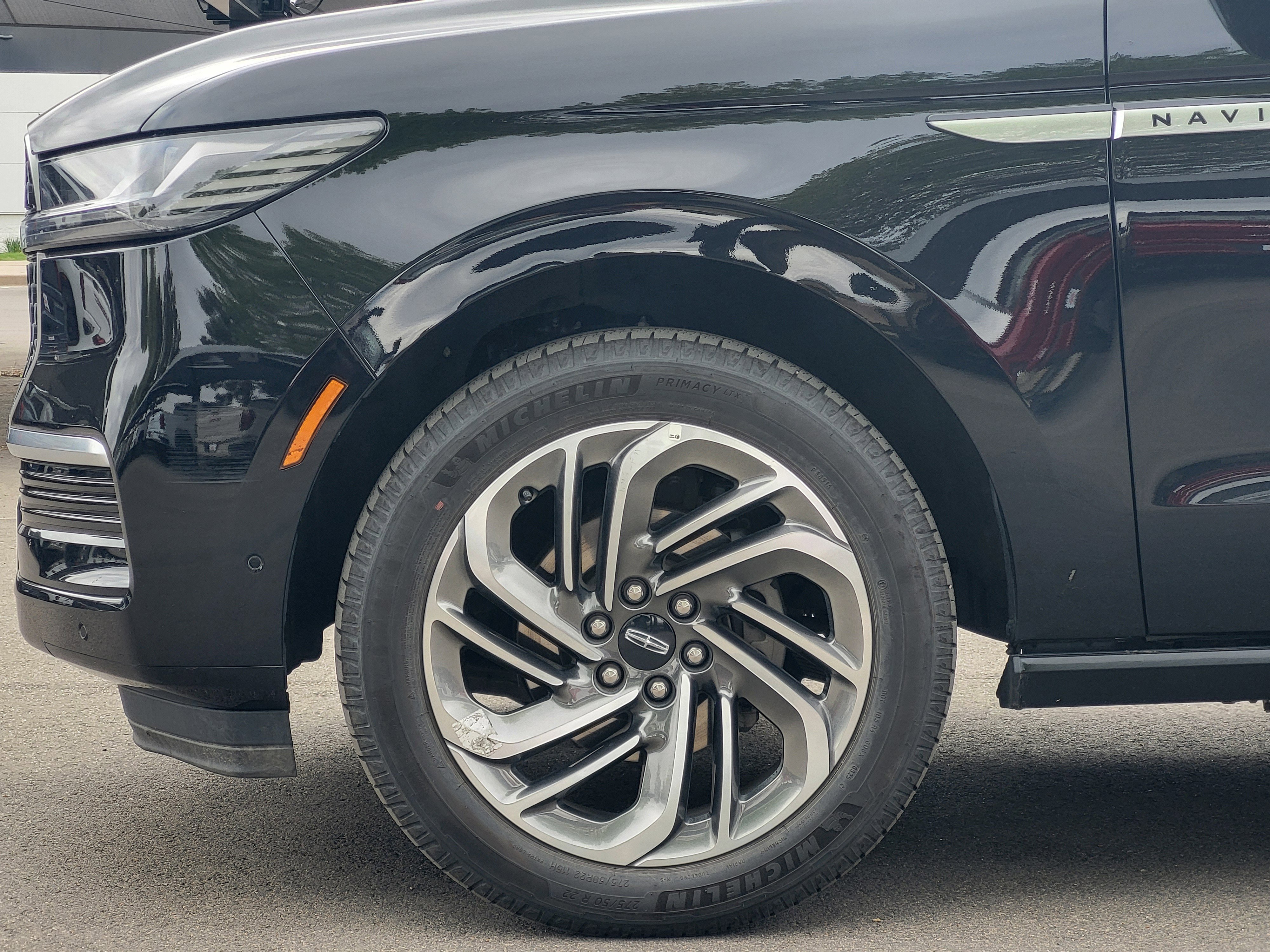 Used 2025 Lincoln Navigator Reserve image 9